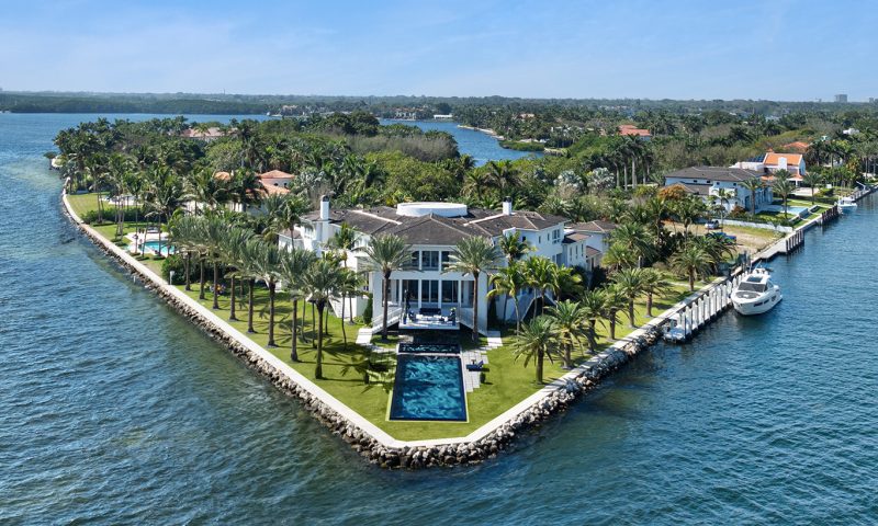 Waterfront mansions in Miami Beach